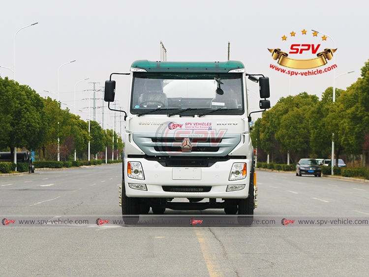 10,000L Stainless Steel Chemical Liquid Tank Truck Sinotruk - Front Side View